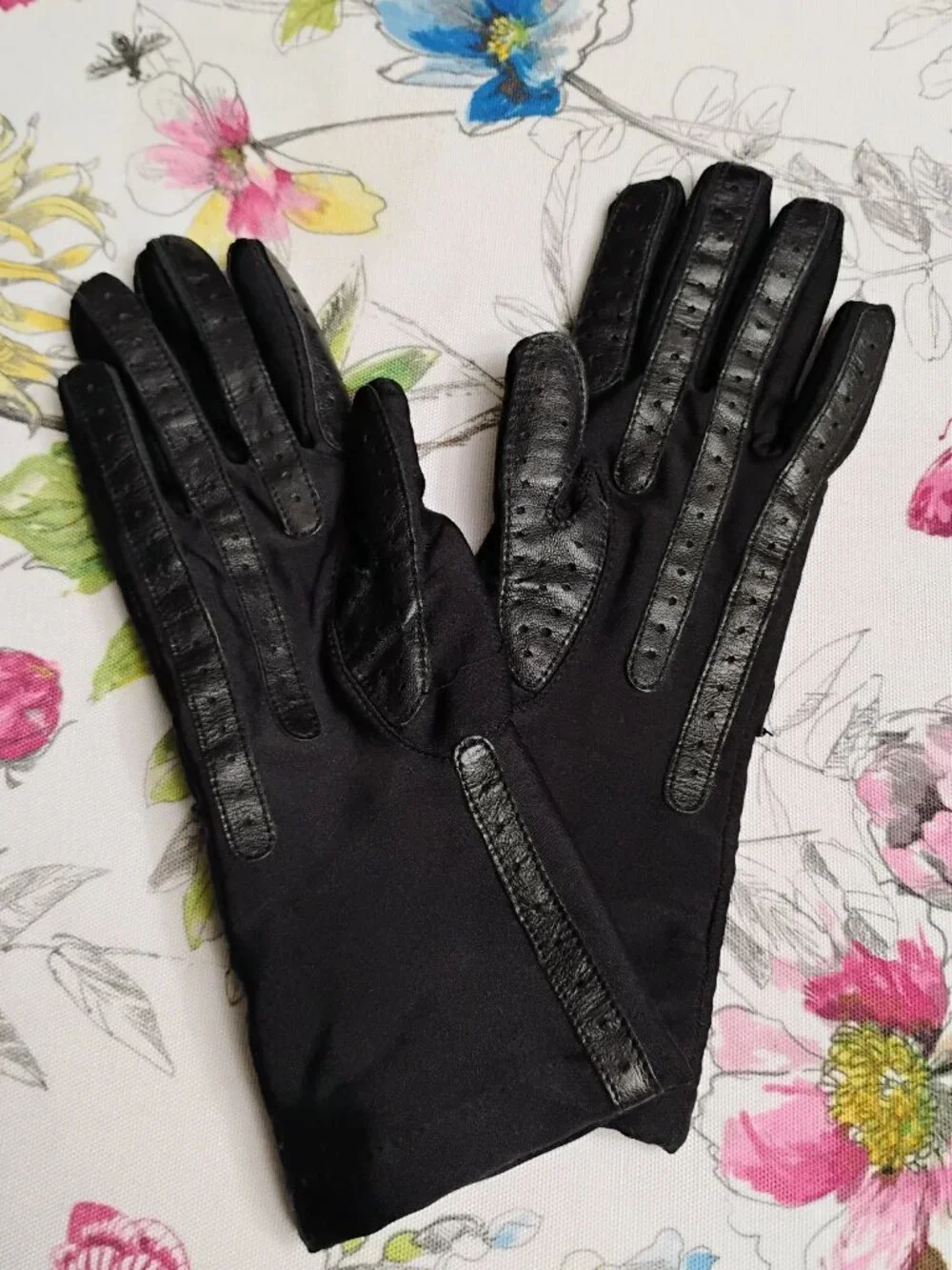 Isotoner Leather Gloves